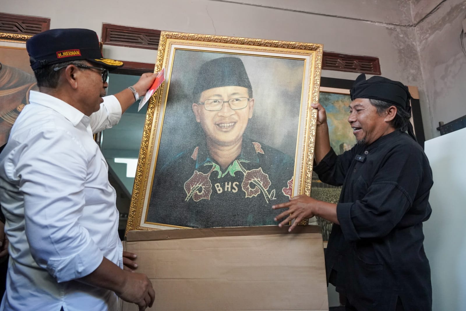 Apresiasi Kinerja Herman, Seniman Asli Cianjur Ini Beri Hadiah Lukisan