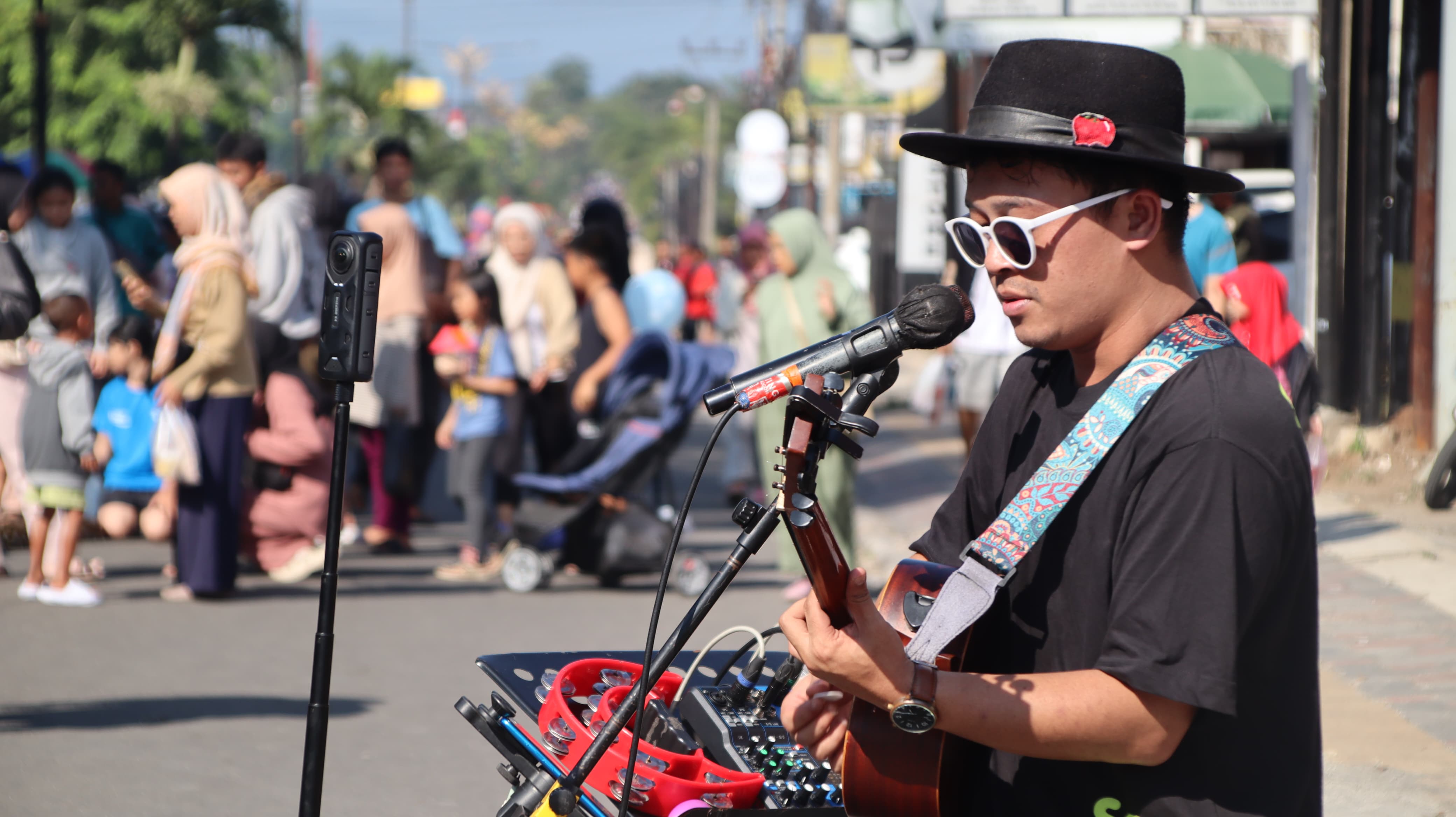 Single Fighter Musician Adam Bastian Hibur Pengunjung CFD Cianjur