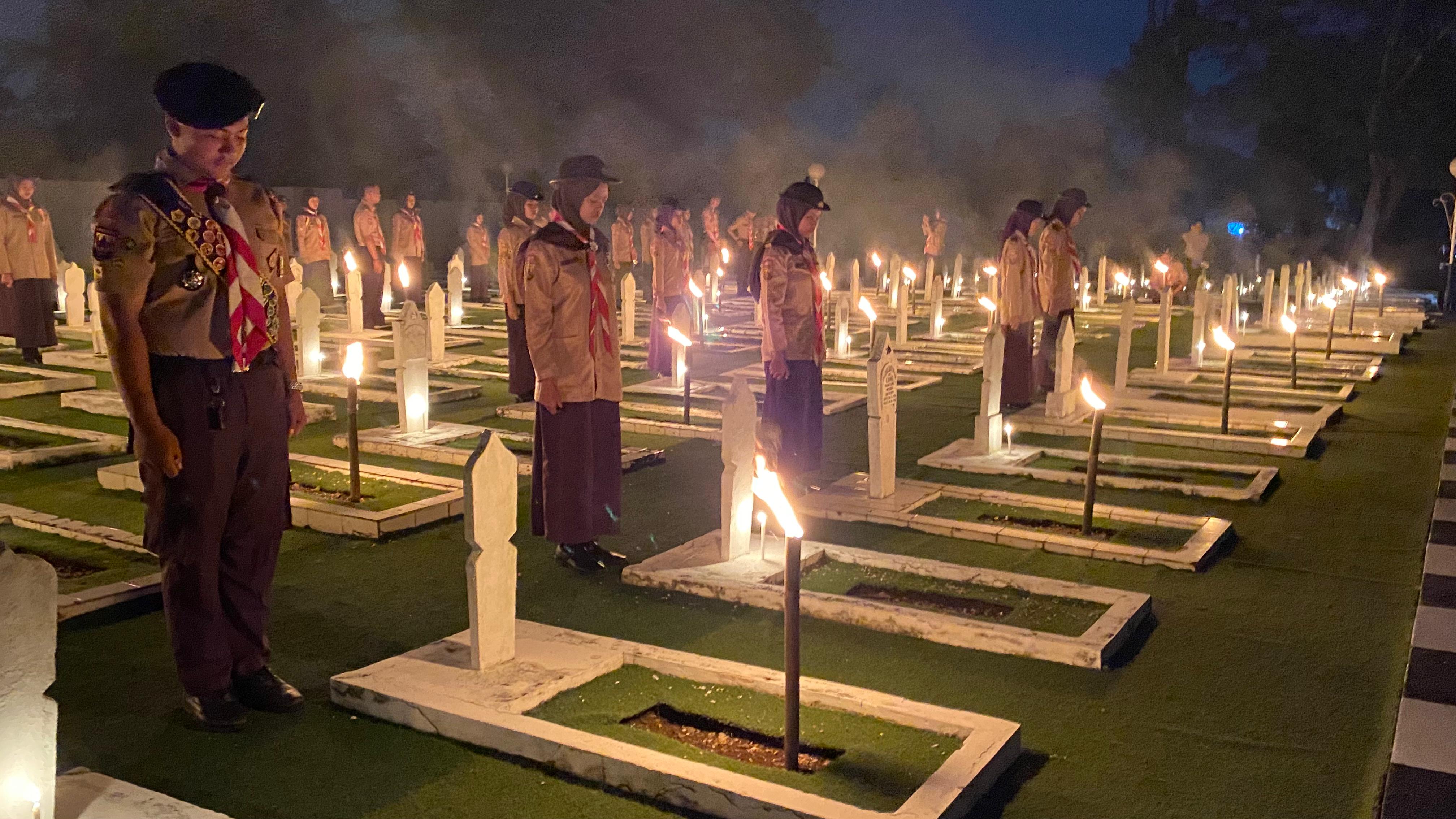 Khidmat, 500 Makam Pahlawan di Cianjur Diterangi Obor dan Lilin