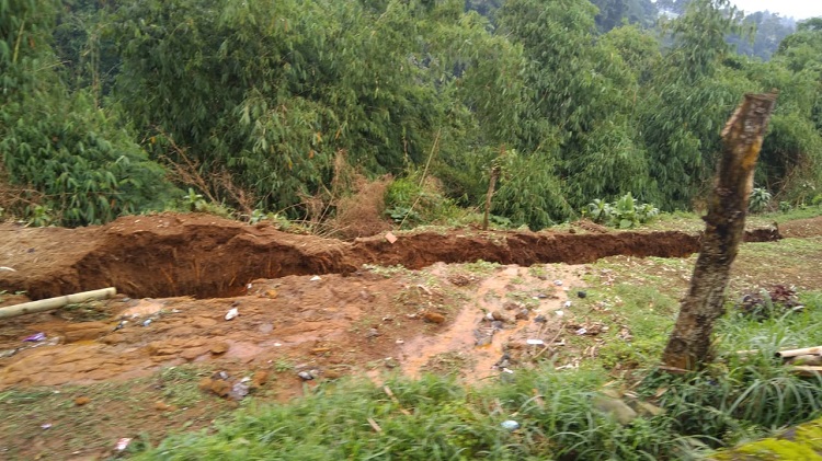 Pergeseran Tanah di Sarongge Desa Ciputri Cianjur Munculkan Retakan Sepanjang 20 Meter