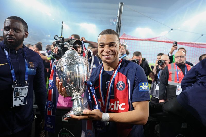 Enrique Akui PSG Perlu Enam Pemain Baru untuk Gantikan Mbappe