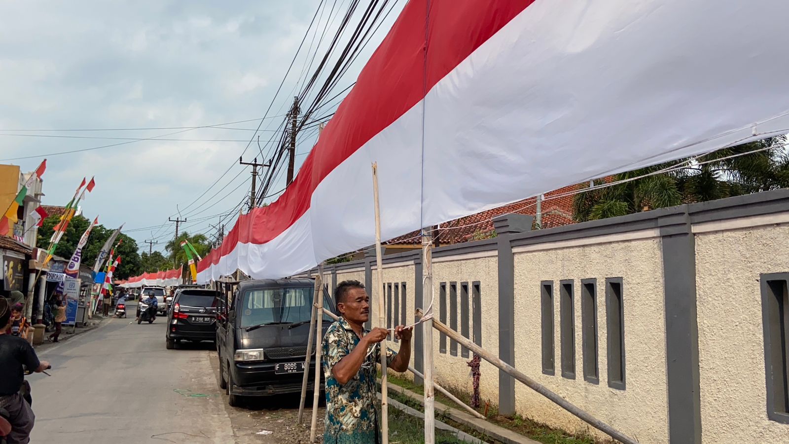 Hasil Nabung, Seorang Kuli Bangunan di Cianjur Pasang Bendera Merah Putih Sepanjang 450 Meter