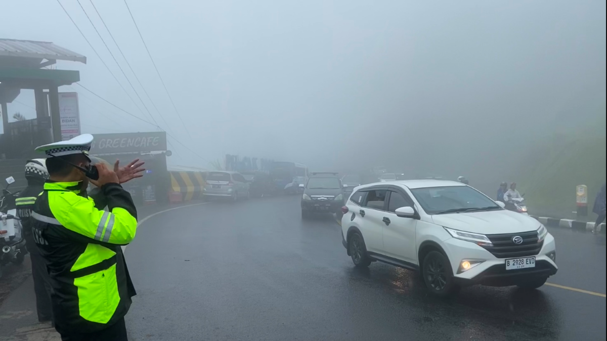 Kabut Tebal Selimuti Kawasan Puncak Pass, Jarak Pandang Hanya 10 Meter