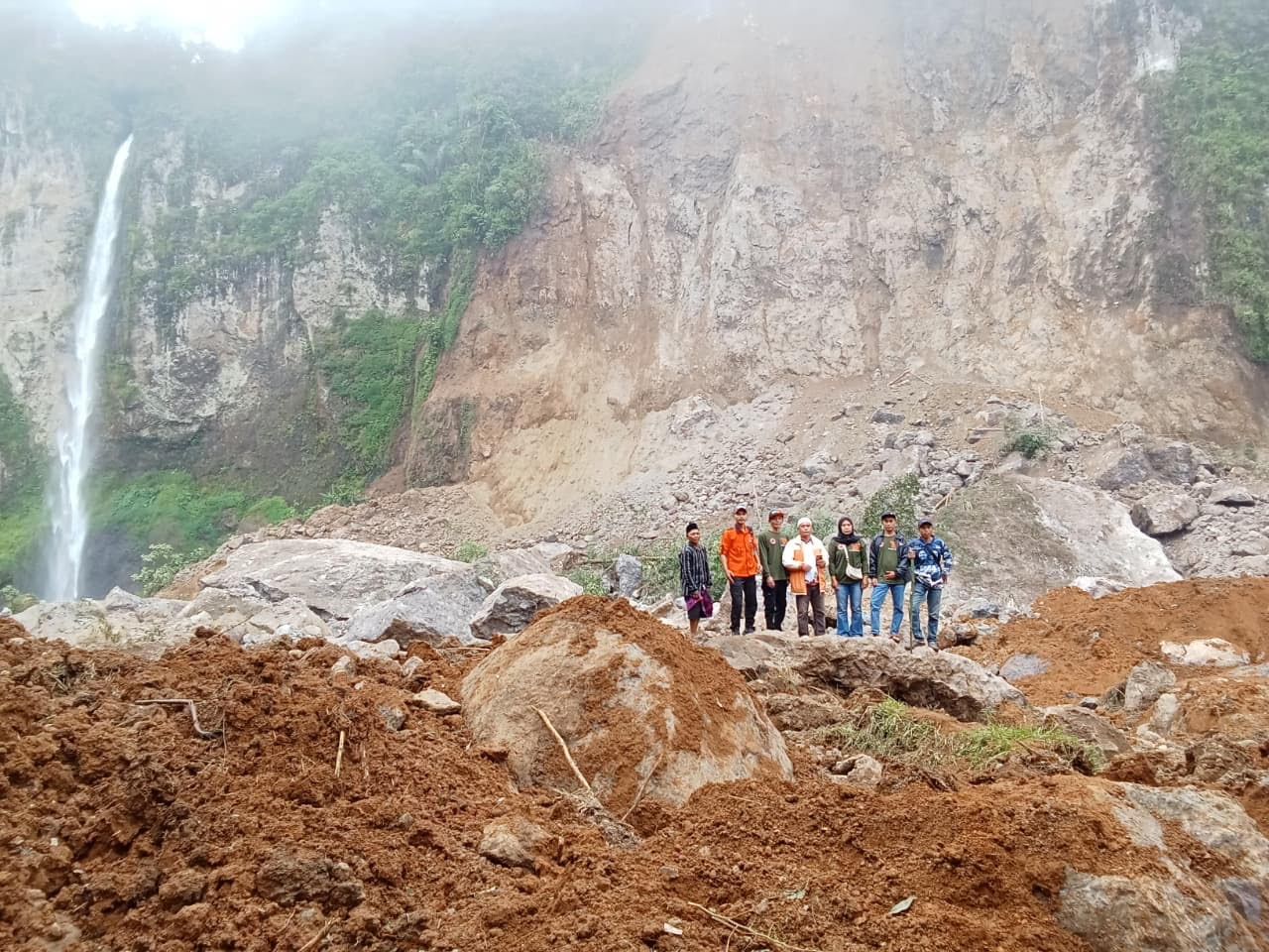 Fasilitas Wisata Tertimbun Longsor, Curug Ngebul Pagelaran Berpotensi Ditutup Sementara