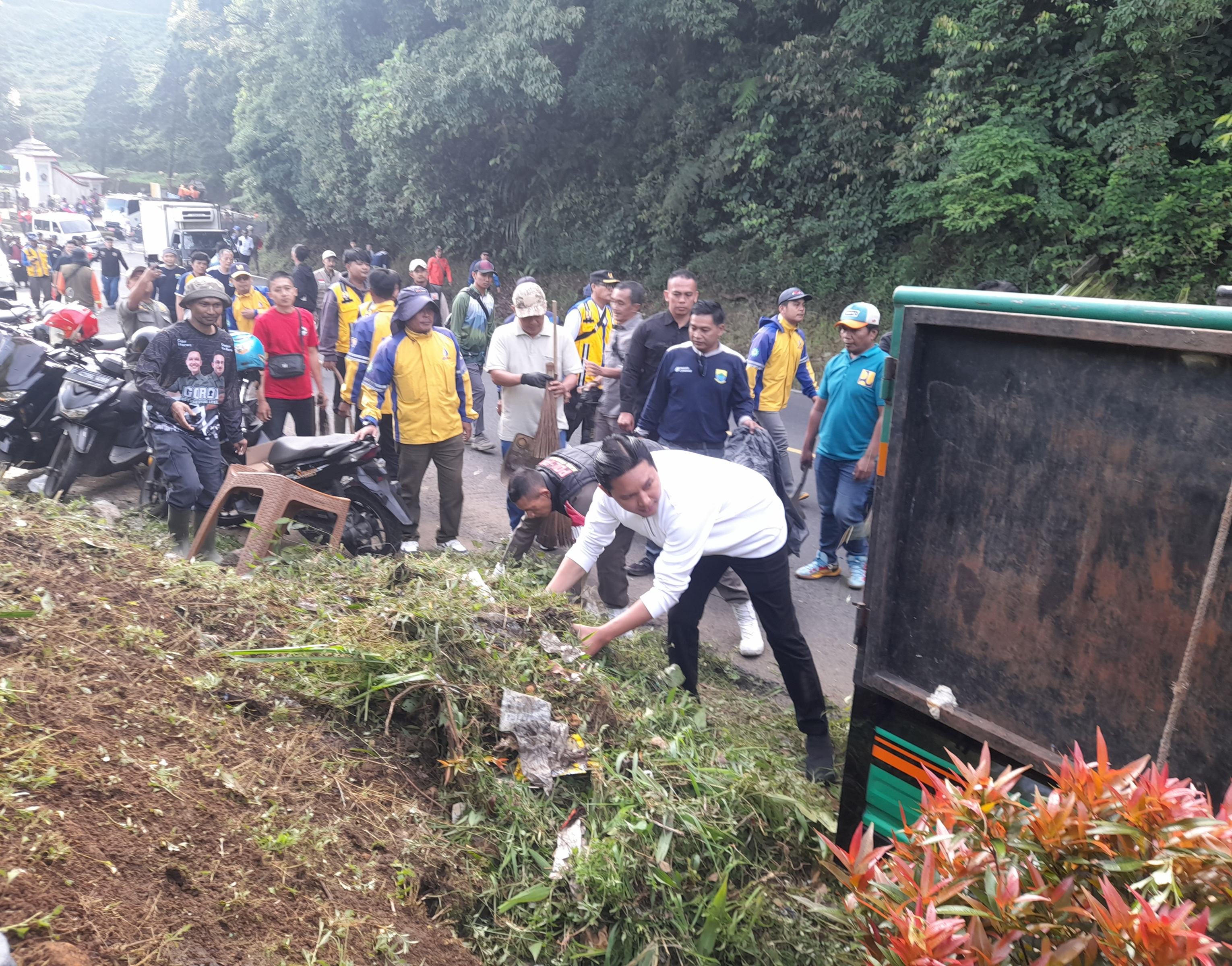 Bupati Cianjur Pimpin Aksi Bersih Sampah di Kawasan Puncak