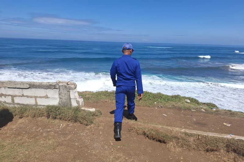 Tim SAR Cari Dua Wisatawan Terseret Ombak di Pantai Puncak Guha 