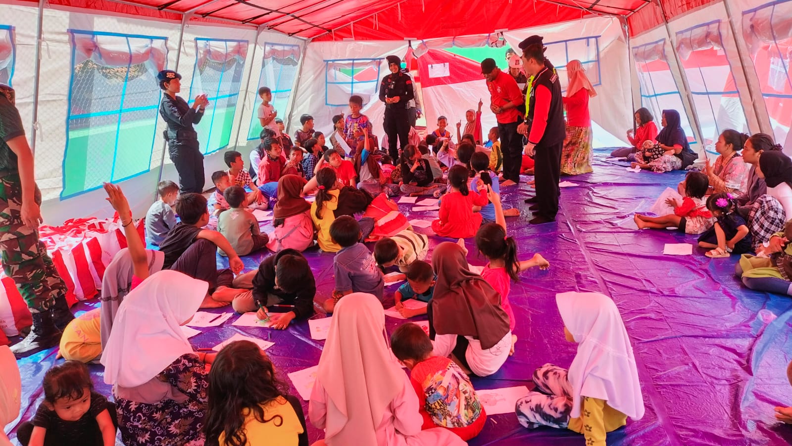 Tim Dukungan Psikologi Kemensos Trauma Healing Anak-anak Korban Gempa Cianjur dengan Mewarnai dan Bernyanyi 