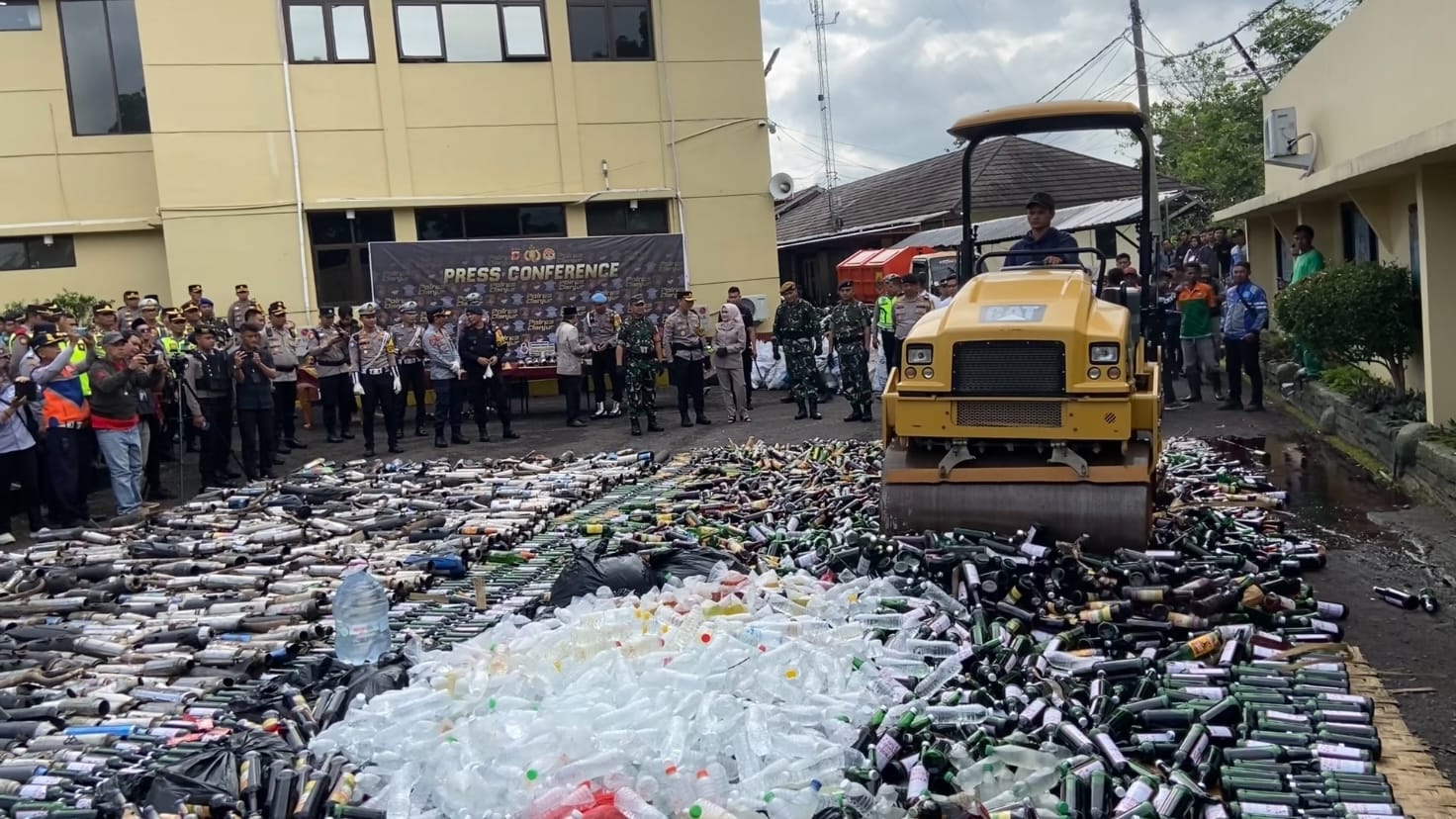 Polres Cianjur Gilas Ribuan Botol Miras dan Knalpot Brong dengan Alat Berat