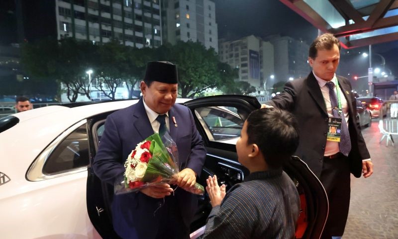 Prabowo Disambut Puluhan WNI di Brasil dan Diberi Buket Bunga