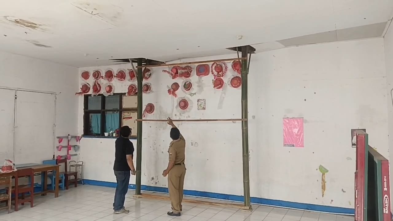 Hanya Ditopang Dua Bilah Bambu, Atap Ruang Kelas SDN Bojongherang Cianjur Rawan Ambruk