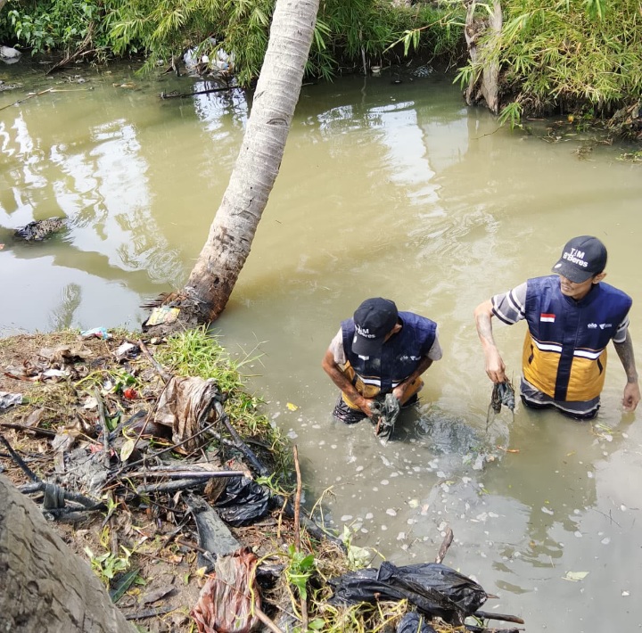 Sungai Cibiuk Cianjur Dipenuhi Sampah, Pasien ODGJ Turun Tangan