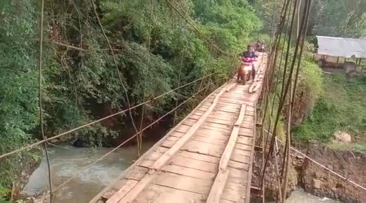 Warga Sering Terpeleset Akibat Licin, Kondisi Jembatan Gantung Leuwi Muning di Takokak Cianjur Mengkhawatirkan