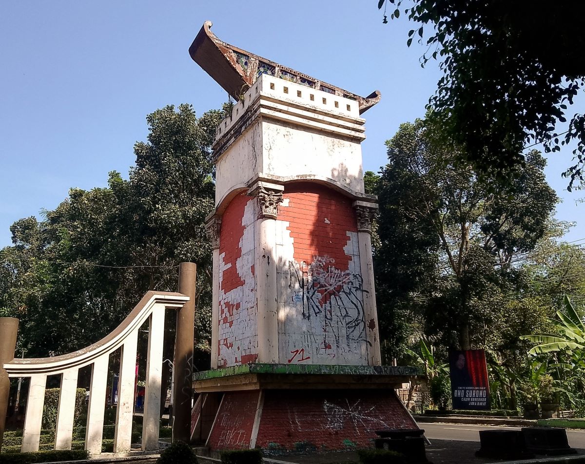 Tugu Kecapi Suling di Jalan Raya Bandung Cianjur tak Terawat, Penuh Coretan dan Tumbuh Rumput Liar