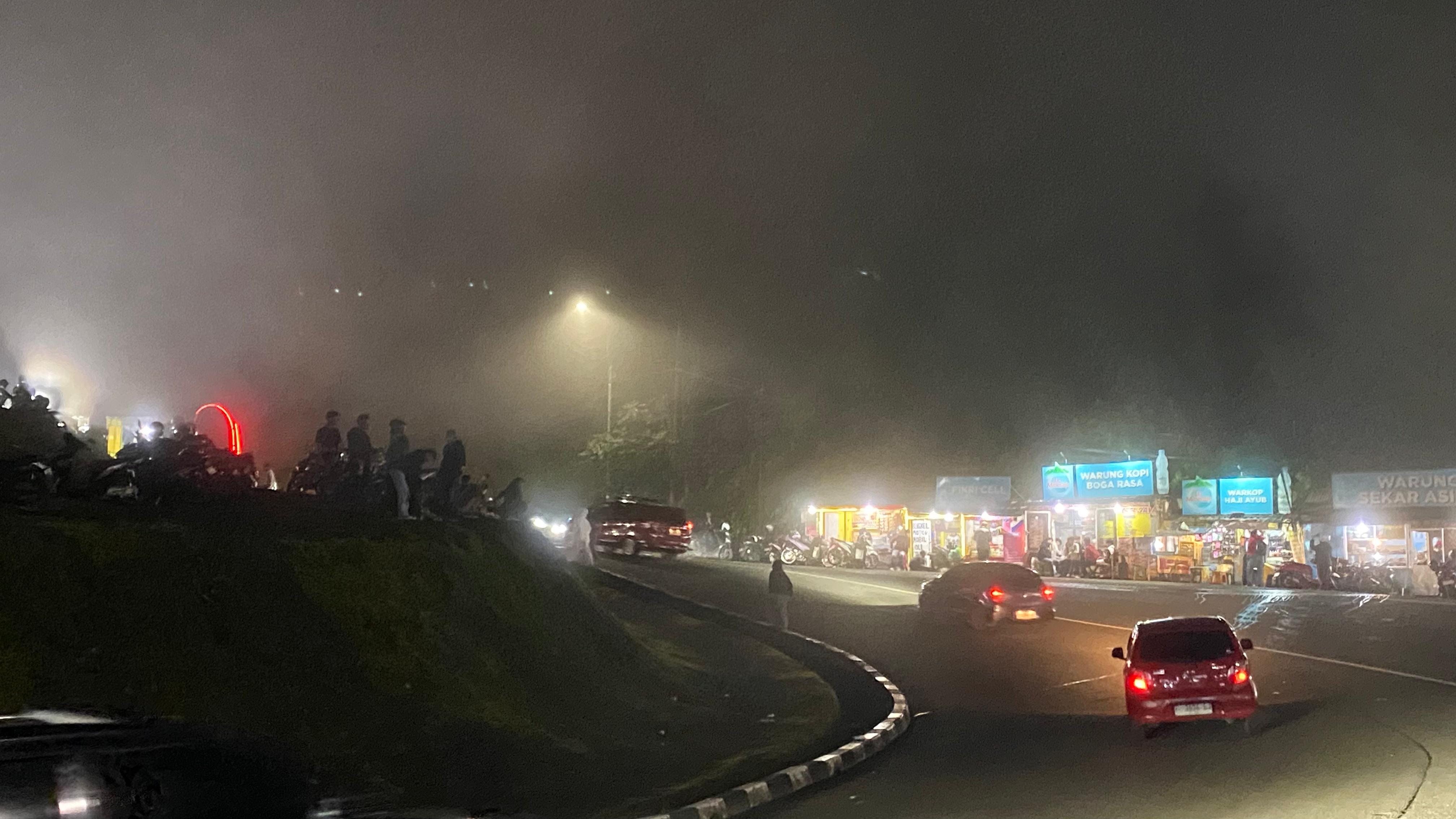 Kabut Tebal Selimuti Jalur Puncak, Pengendara Diminta Ekstra Hati-Hati 