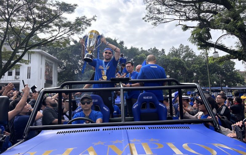 Puluhan Ribu Bobotoh Ramaikan Pawai Persib Bandung Juara Liga 1