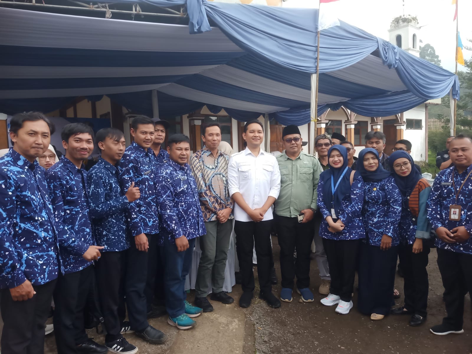 Pemkab Cianjur Serahkan Sertifikat Tanah Kas Desa Cimacan, Ini Pesan Bupati