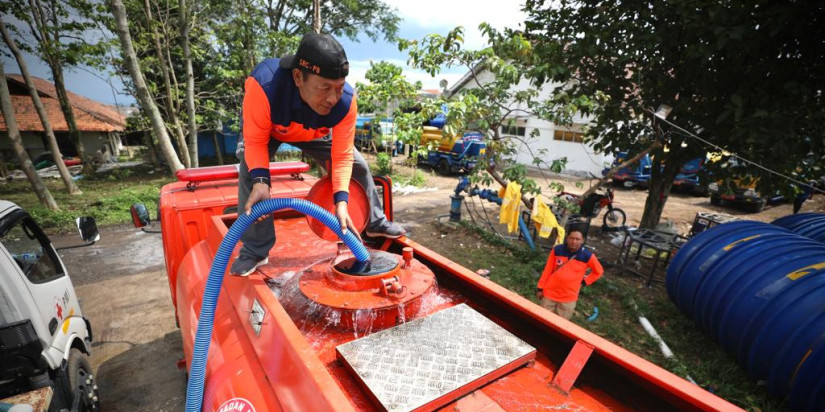 Mobil Tangki Air Bersih BNPB Sasar Permukiman Warga Terdampak Gempa Cianjur