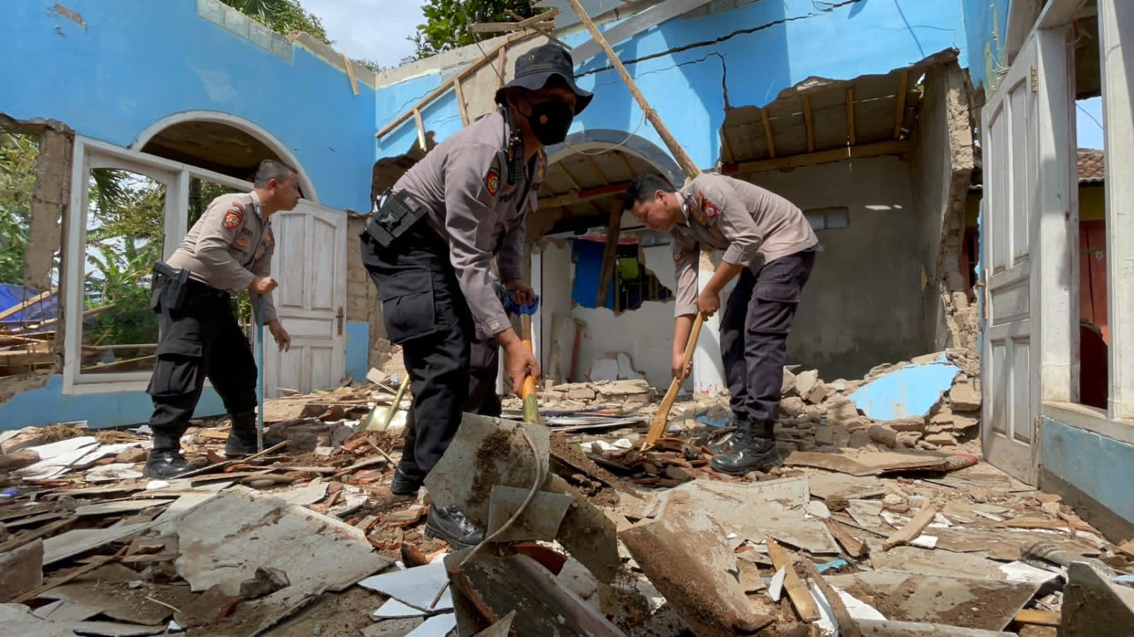 Masyarakat bersama Polisi Bersih-bersih Puing Bangunan Pascagempa