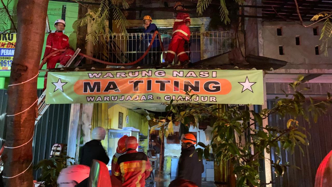 Warnas Ma Titing di Jalan Warujajar Cianjur Terbakar, Kerugian Ditaksir Capai Ratusan Juta