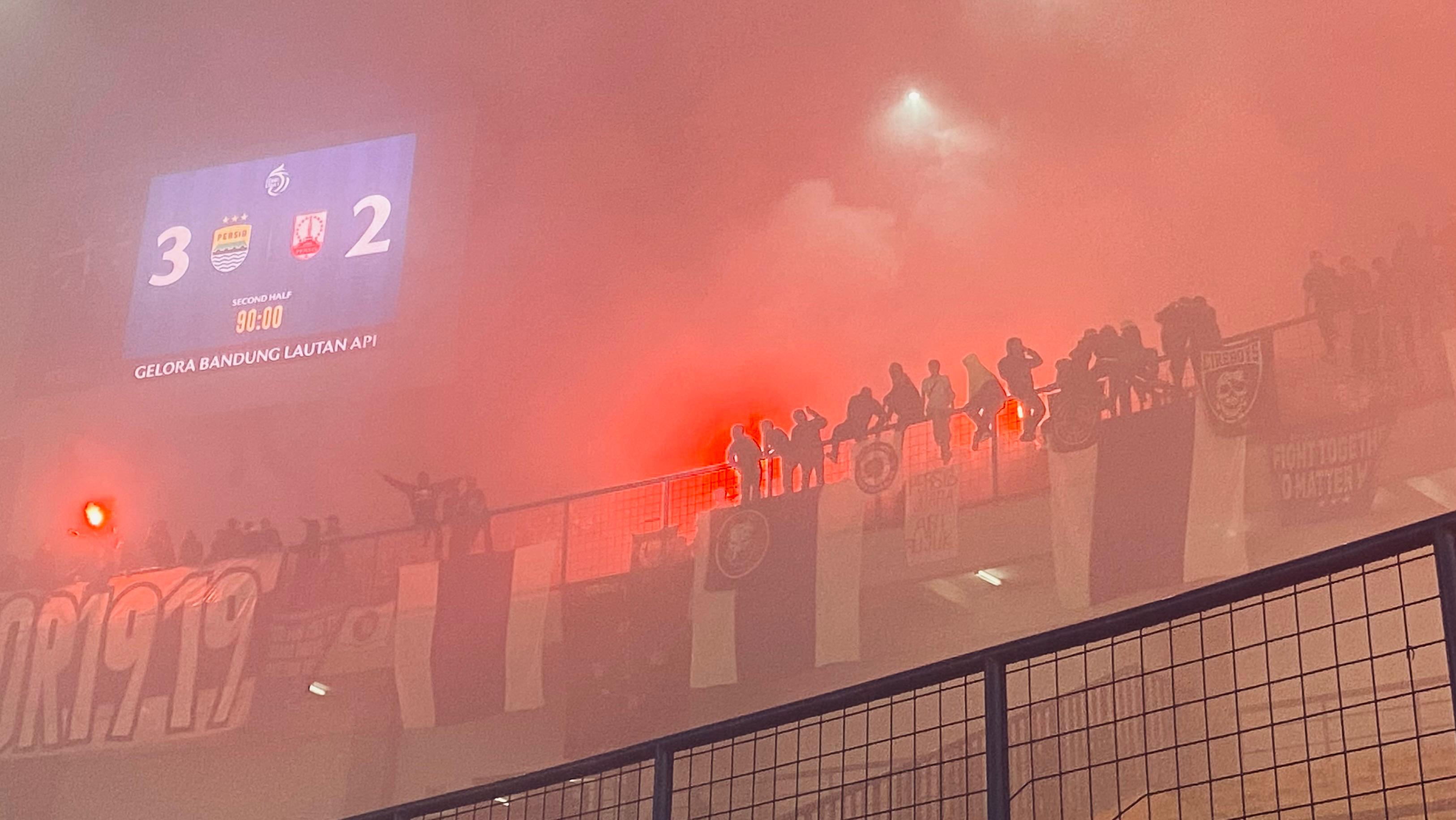 Stadion GBLA 'Menyala' Pada Laga Puncak Persib Bandung Kontra Persis Solo