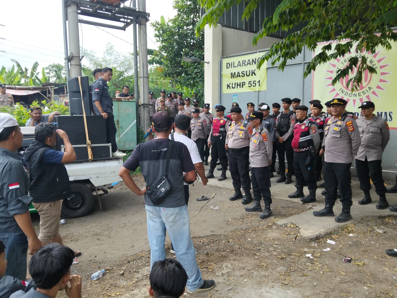 Demo Karyawan dan Warga di Cianjur Berujung Ricuh,  Satu Orang Terluka