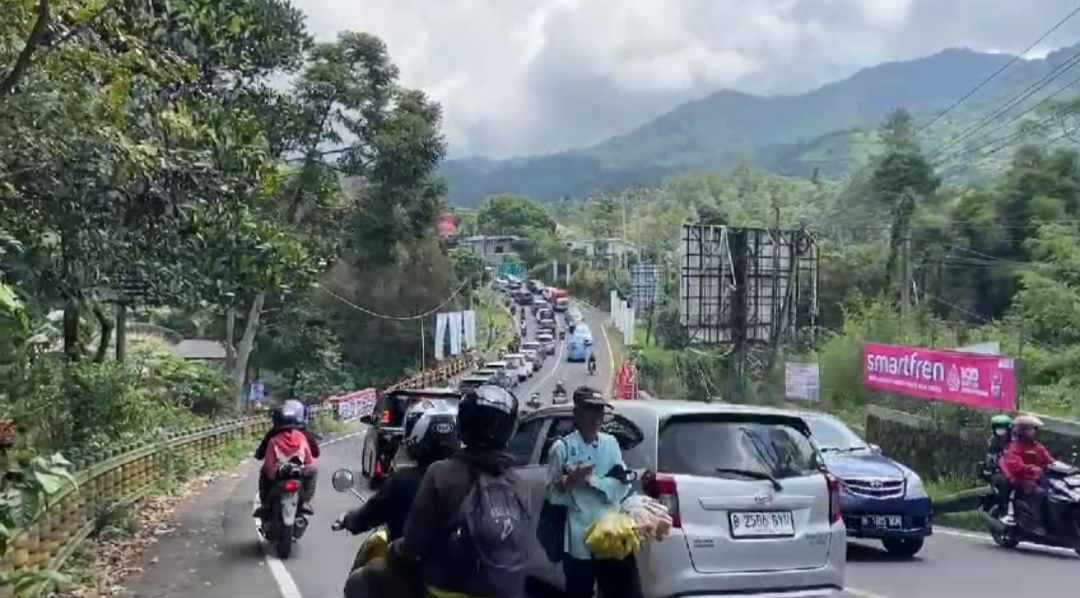 One Way Sejak Pagi, Kemacetan Jalur Puncak Cianjur Menuju ke Jakarta Capai 6 Km