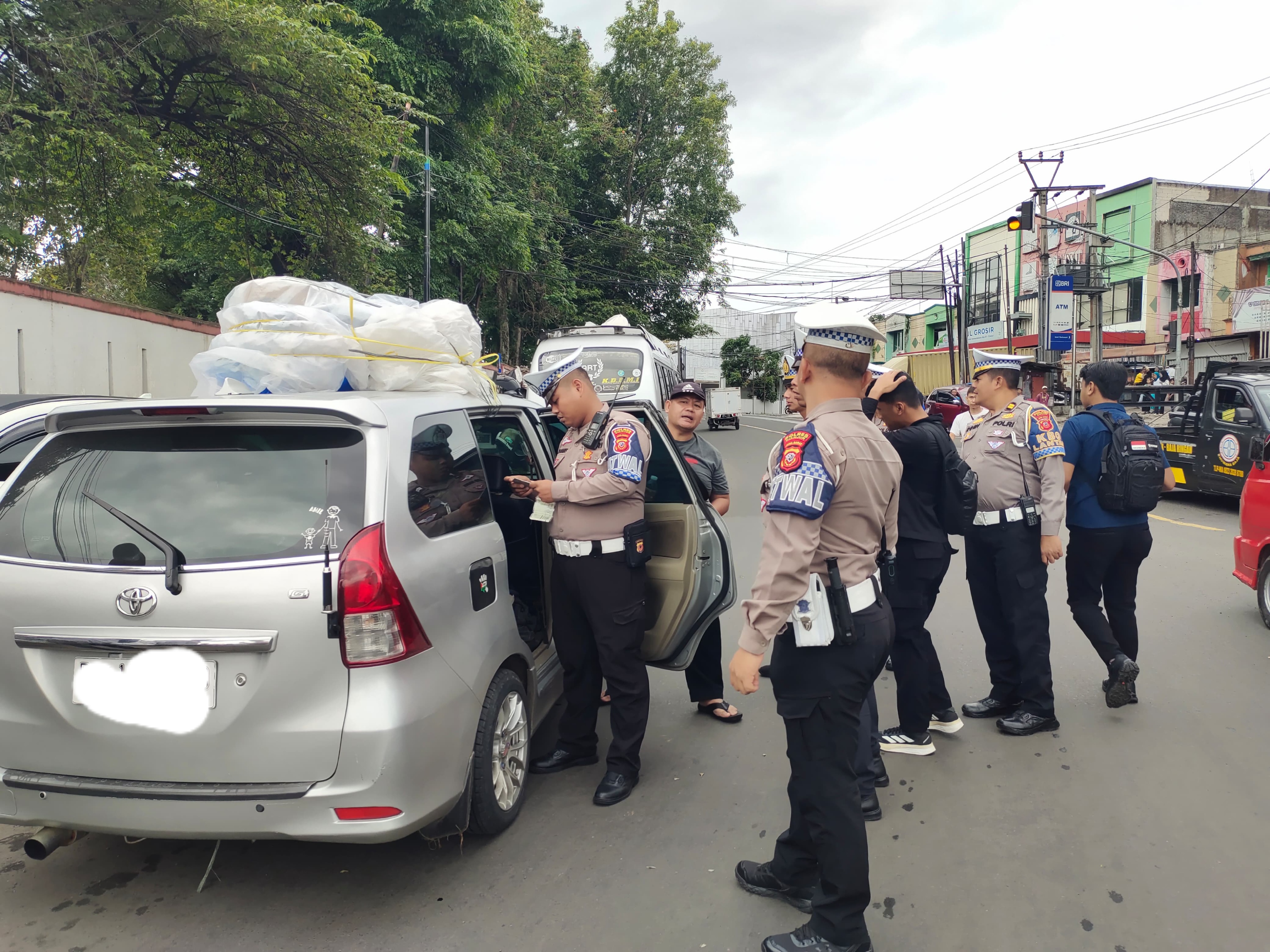 Travel Gelap Terjaring Razia Satlantas Polres Cianjur, Seluruh Penumpang Dialihkan