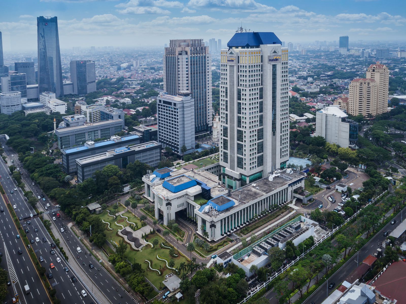 Takjub! Bank Mandiri Sabet Gelar Bank BUMN Nomor 1 versi Forbes