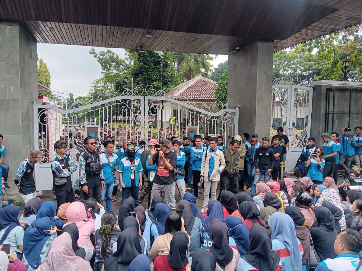 Ribuan Buruh Cianjur Gelar Aksi Unjuk Rasa, Tuntut  Tambahan UMSK Sebesar 7 Persen