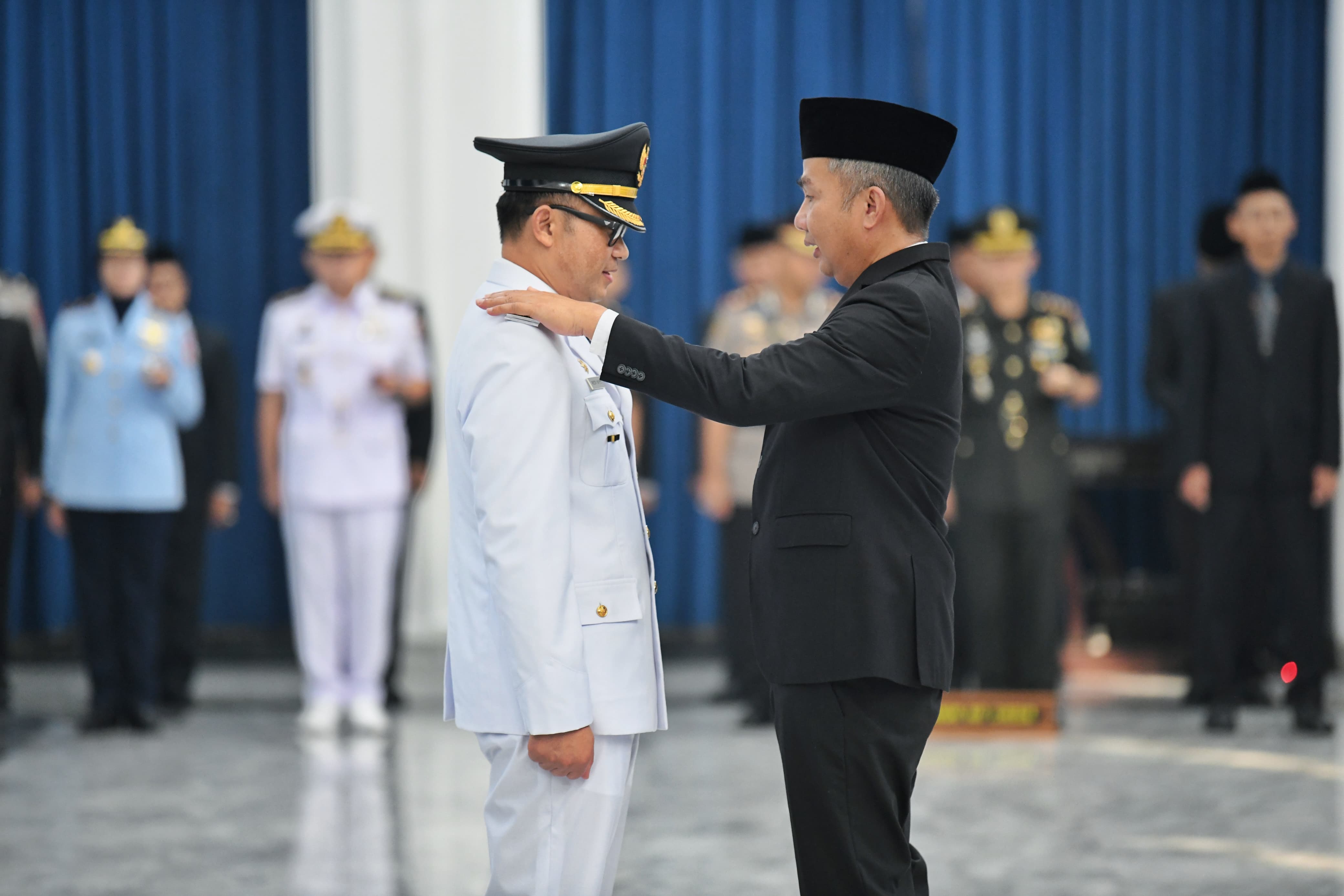 Lantik Pj Bupati Cirebon, Pesan Bey Machmudin: Layani Masyarakat dengan Penuh Dedikasi dan Tanpa Pamrih