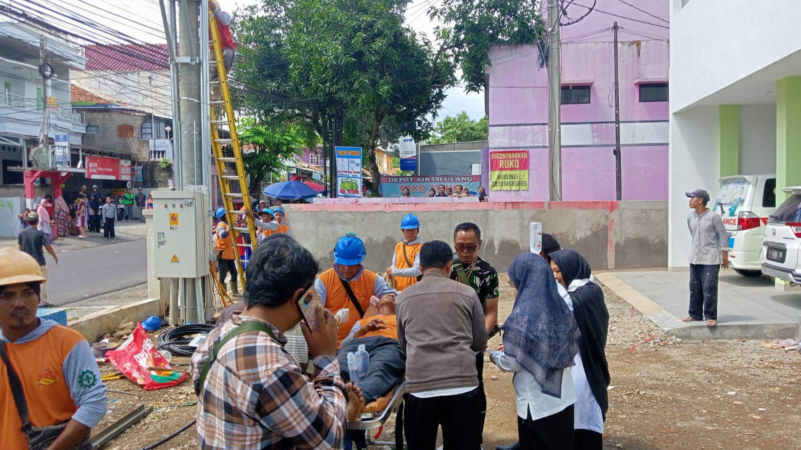 Dua Petugas PLN di Cianjur Tersengat Listrik