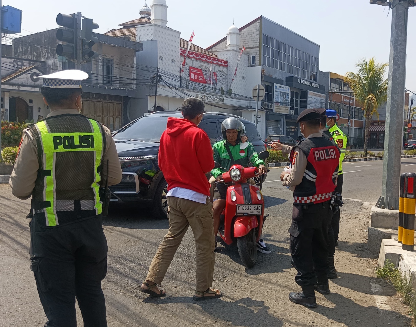 Antisipasi Dampak Abu Anak Krakatau, Polres Cianjur Bagikan 2.000 Masker