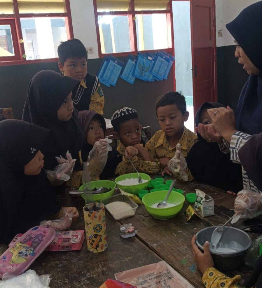 Siswa Kelas 2 MI Raudlatul Ulum Cipanas Laksanakan Praktek P5RA