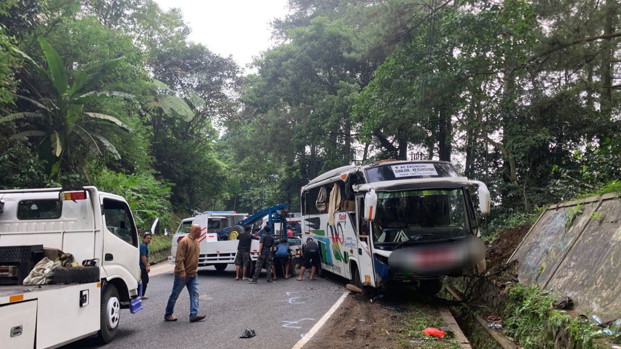 Bus Alami Kecelakaan di Cugenang, Puluhan Penumpang Terluka