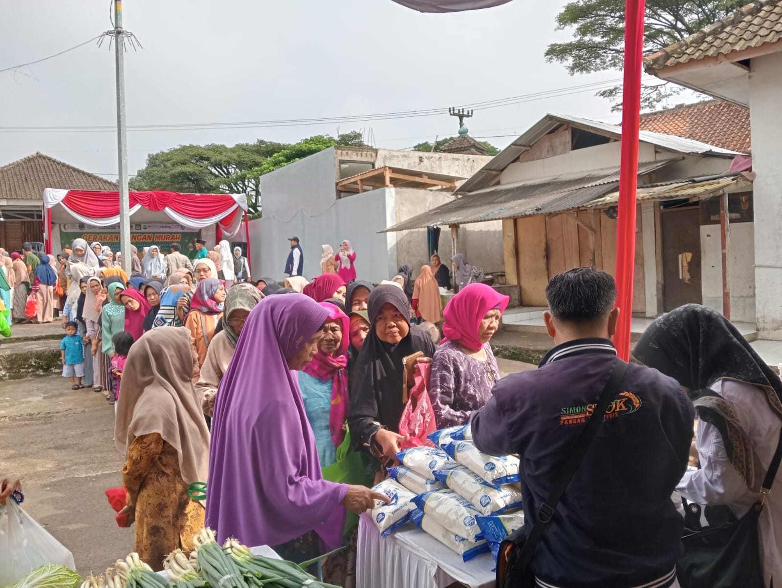 Emak-emak Serbu Gerakan Pangan Murah DTPHPKP, Sejumlah Komoditi Ludes Diborong