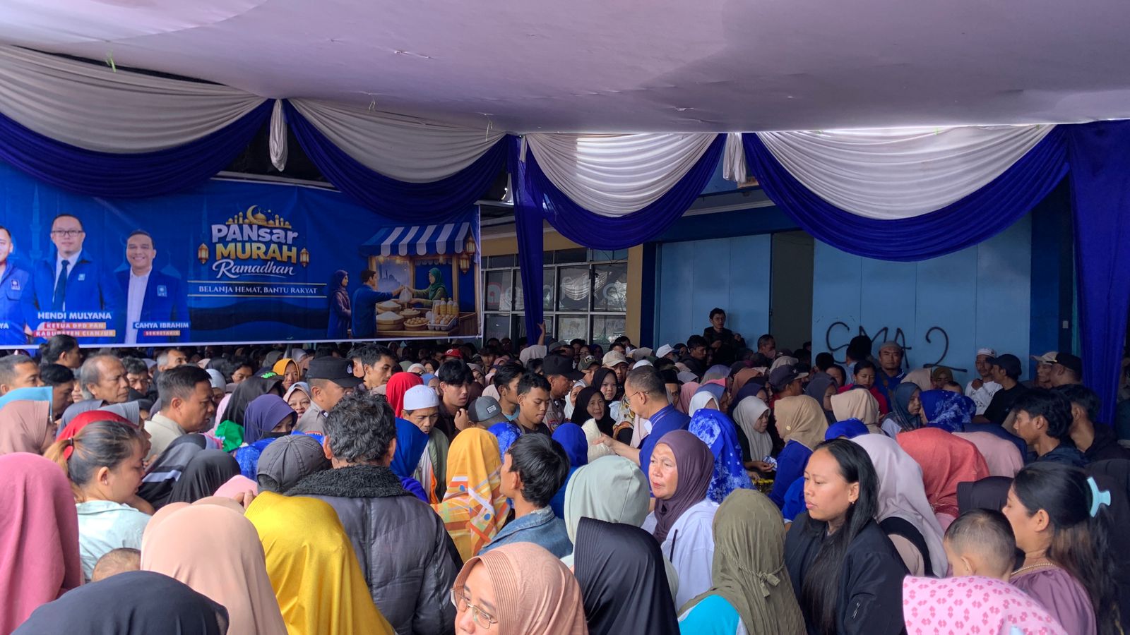 Ribuan Warga Padati Pasar Murah di Kantor DPD PAN Cianjur 