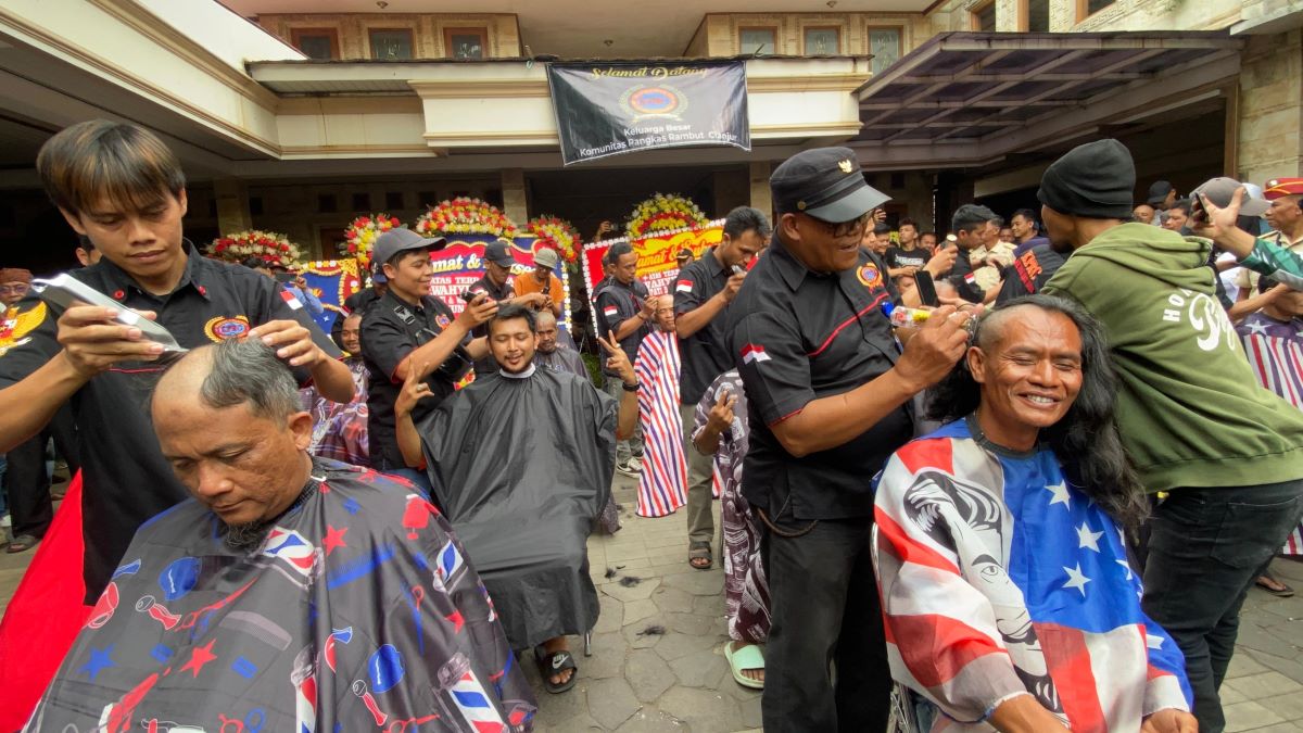 Penuhi Nadzar, Puluhan Relawan Wahyu-Ramzi Dicukur Gundul