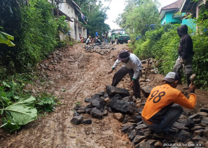 Warga di Cianjur Perbaiki Jalan Kabupaten Gunakan Dana Patungan