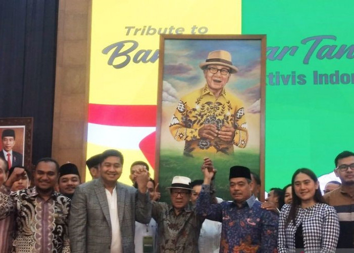 Akbar Tanjung Dianugerahi Penghargaan Maestro Aktivis Nasional
