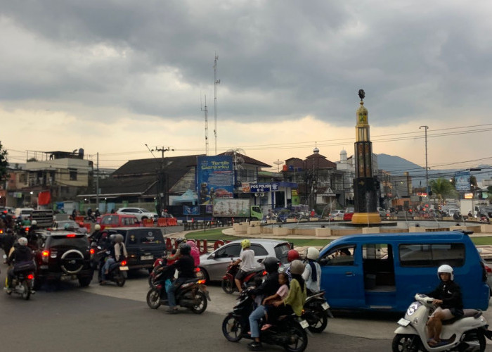 Arus Lalu Lintas di Bunderan Tugu Lampu Gentur Cianjur Padat 