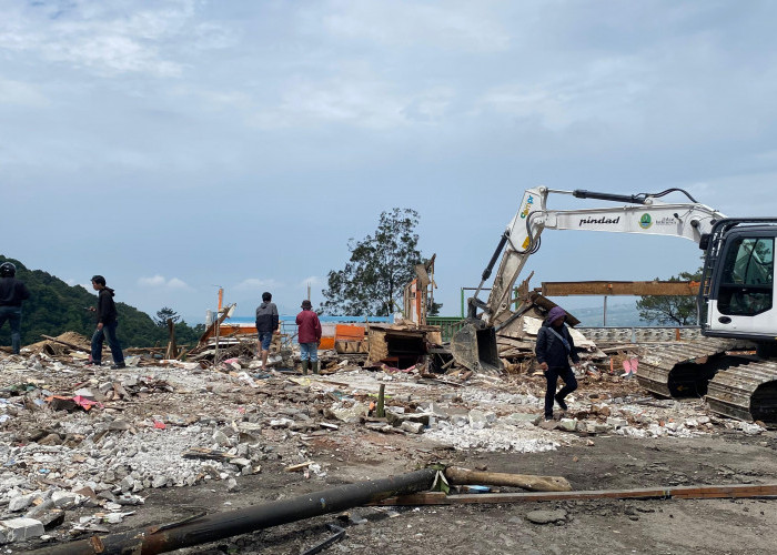163 Bangunan Semi Permanen di Puncak Cianjur Dibongkar