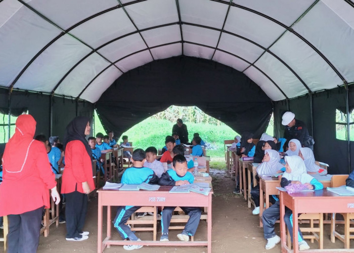 Bangunan Kelas Rusak Akibat Gempa, Ratusan Siswa SDN Panyaweuyan Cianjur Belajar di Tenda Darurat