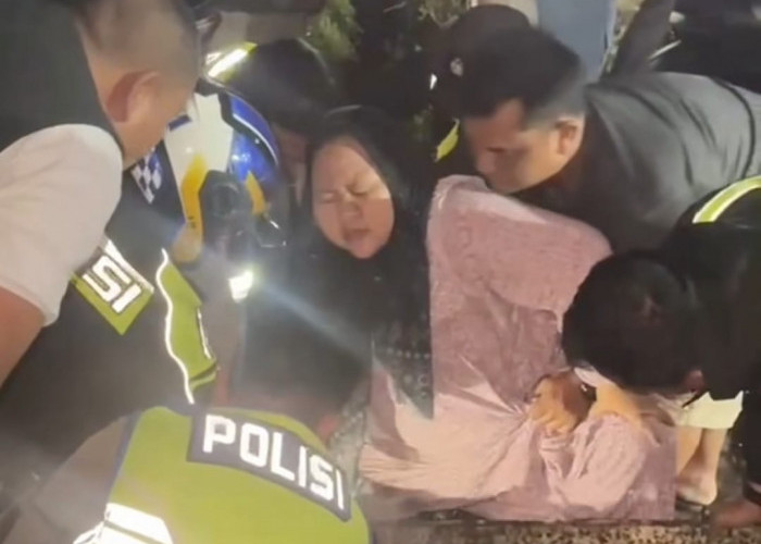 Respon Cepat Polisi Cianjur Selamatkan Pemudik Terpersok ke Parit