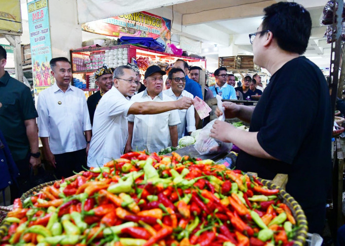 Pj Gubernur Jabar Bey Machmudin dan Mendag Zulkifli Hasan Cek Harga Kebutuhan Pokok di Pasar Tagog Padalarang