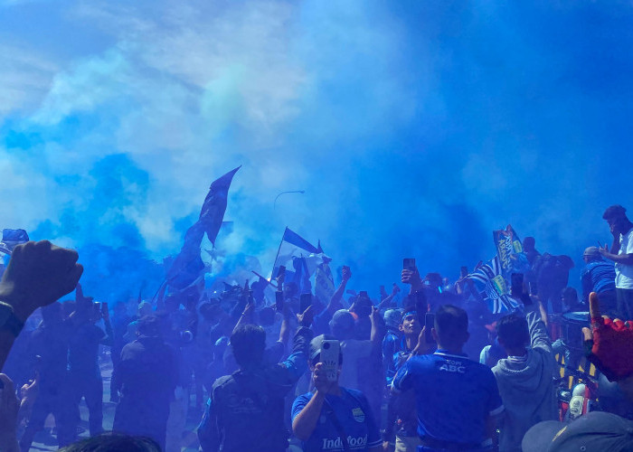 Ribuan Bobotoh Sambut Meriah Kakang Rudianto dan Robi Darwis di Perbatasan Cianjur
