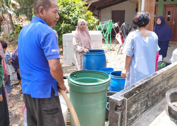 KOPIMU Salurkan Bantuan Air Bersih Gratis untuk Warga Ciranjang