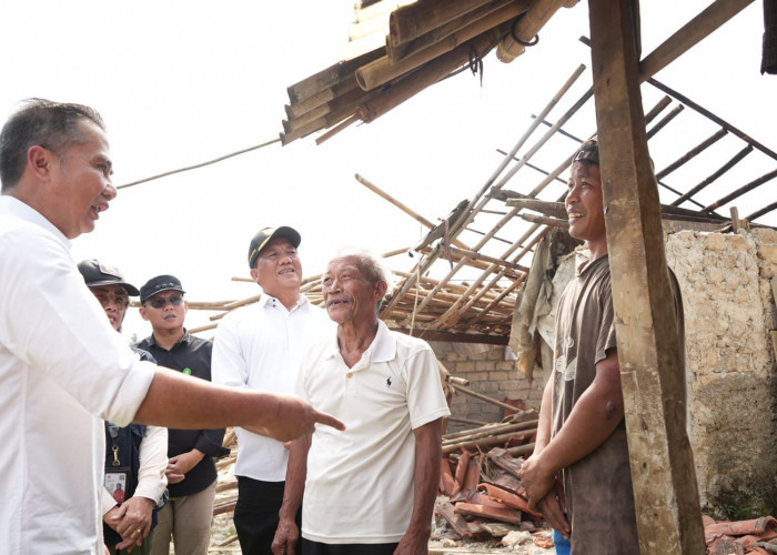 Bey Machmudin Tinjau Lokasi Bencana Puting Beliung di Bogor 