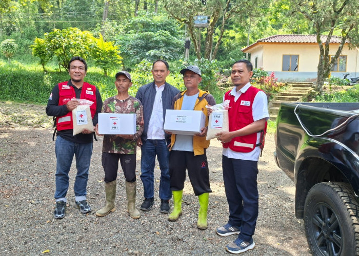 PMI Cianjur Salurkan Bantuan Bagi Korban Banjir Batulawang Cipanas