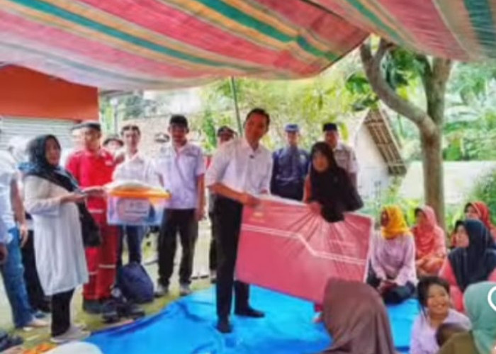 Didampingi Plt Kadinsos, Bupati Cianjur Serahkan Bantuan Bencana Pergerakan Tanah di Cikalongkulon