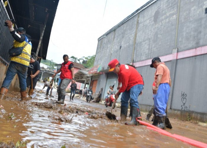 Bupati Cianjur Turun Langsung Bersihkan Lumpur Pascabanjir di Sukanagara